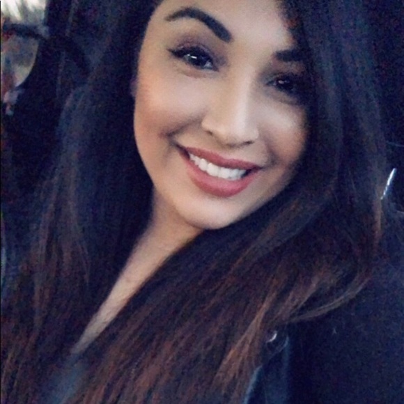 Meet your Posh Ambassador, Christina! ❤️ - Picture 2 of 3